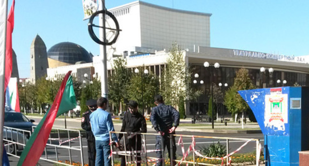 The residents of the city go through the metal detectors to get to the building of the State Theatre and Concert Hall (in the background). Grozny, October 5, 2016. Photo by the "Caucasian Knot" correspondent