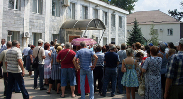 The miners near the office of the "Kingcoal" group of companies. Photo by Valery Lyugaev for the "Caucasian Knot"