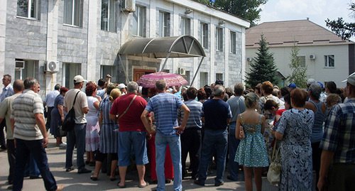 The miners near the office of the "Kingcoal" group of companies. Photo by Valery Lyugaev for the "Caucasian Knot"