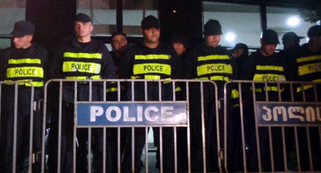 Policemen monitor UNM supporters' action on the night after the voting, Tbilisi, October 9, 2016. Photo by Inna Kukudjanova for the 'Caucasian Knot'. 