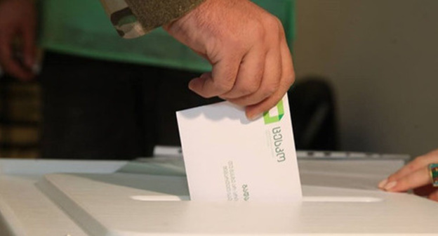 At the polling station on Election Day in Georgia. Photo: http://sputnik-georgia.ru/politics/20161007/233424140/Opros-55-chitatelej-Sputnik-idut-na-parlamentskie-vybory-v-Gruzii.html