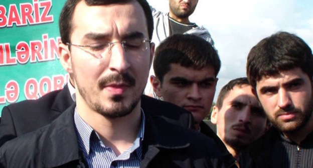 Talekh Bagirzade (left). Still-picture from the Youtube video