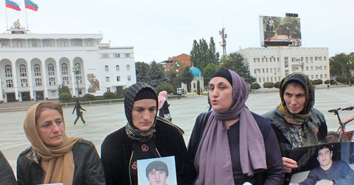 Rally of relatives of missing Dagestanis, October 11, 2016. Photo by Patimat Makhmudova for the 'Caucasian Knot'. Rally of relatives of missing Dagestanis, October 11, 2016. Photo by Patimat Makhmudova for the 'Caucasian Knot'.
