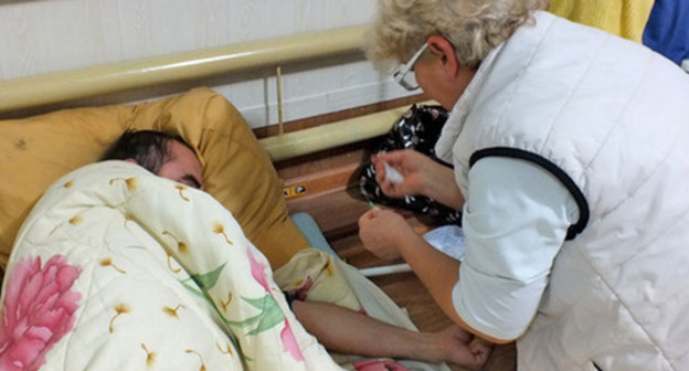 Doctor renders medical assistance to hunger-striker, Buynaksk, October 11, 2016. Photo by Patimat Makhmudova for the 'Caucasian Knot'. 