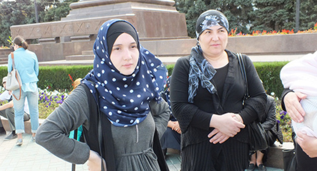 Madina Islamova, wife of missing Shamil Djamalutdinov (left). Photo by Patimat Makhmudova for the 'Caucasian Knot'. 