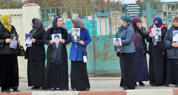 Rally of relatives of Dagestanis kidnapped in different periods of time, Khasavyurt, October 14, 2016. Photo by Patimat Makhmudova for the 'Caucasian Knot'. Rally of relatives of Dagestanis kidnapped in different periods of time, Khasavyurt, October 14, 2016. Photo by Patimat Makhmudova for the 'Caucasian Knot'.
