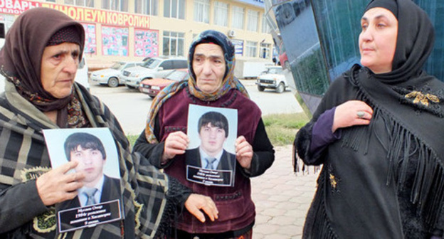 Relatives of Umar Musaev, disappeared in June 2016, at rally in Khasavyurt, October 14, 2016. Photo by Patimat Makhmudova for the 'Caucasian Knot'. Relatives of Umar Musaev, disappeared in June 2016, at rally in Khasavyurt, October 14, 2016. Photo by Patimat Makhmudova for the 'Caucasian Knot'.