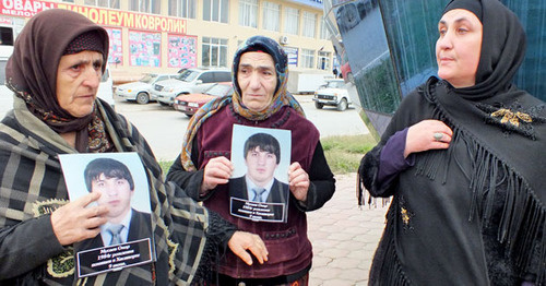 Relatives of Umar Musaev, disappeared in June 2016, at rally in Khasavyurt, October 14, 2016. Photo by Patimat Makhmudova for the 'Caucasian Knot'. 