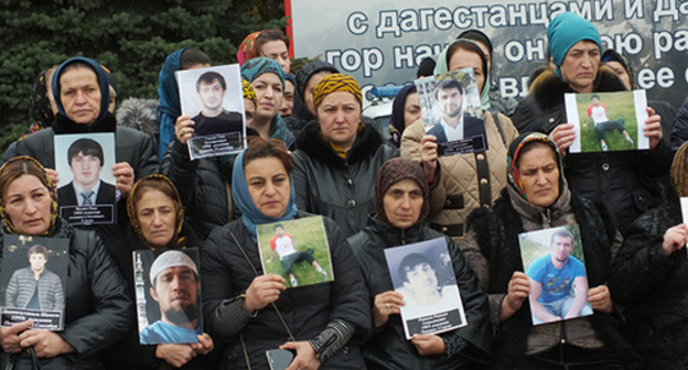 The relatives of missing Dagestanis at the rally. Makhachkala, October 17, 2016. Photo by Patimat Makhmudova for the "Caucasian Knot"