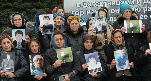 The relatives of missing Dagestanis at the rally. Makhachkala, October 17, 2016. Photo by Patimat Makhmudova for the "Caucasian Knot"