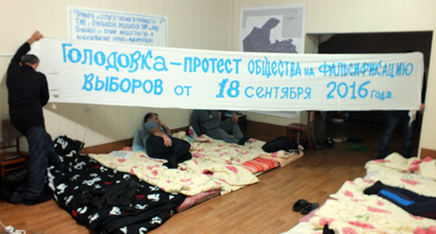 A poster of the hunger strikers at the headquarters of the regional branch of the Communist Party of the Russian Federation. Photo by Patimat Makhmudova for the "Caucasian Knot" A poster of the hunger strikers at the headquarters of the regional branch of the Communist Party of the Russian Federation. Photo by Patimat Makhmudova for the "Caucasian Knot"