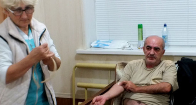 Doctors providing help to a hunger-striker Gerey Sadykov. Buynaksk, October 11, 2016. Photo by Patimat Makhmudova for the "Caucasian Knot" Doctors providing help to a hunger-striker Gerey Sadykov. Buynaksk, October 11, 2016. Photo by Patimat Makhmudova for the "Caucasian Knot"