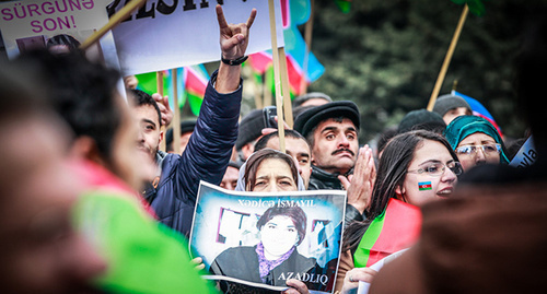 The participant of a rally holds a photo of Khadija Ismayilova. Baku, March 15, 2015. Photo by Aziz Karimov for the "Caucasian Knot" The participant of a rally holds a photo of Khadija Ismayilova. Baku, March 15, 2015. Photo by Aziz Karimov for the "Caucasian Knot"
