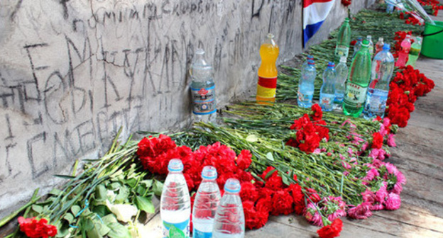Flowers and bottles of water on the floor of the gym of Beslan school No.1, September 3, 2016. Photo by Emma Marzoeva for the 'Caucasian Knot'. 