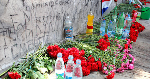 Flowers and bottles of water on the floor of the gym of Beslan school No.1, September 3, 2016. Photo by Emma Marzoeva for the 'Caucasian Knot'. 