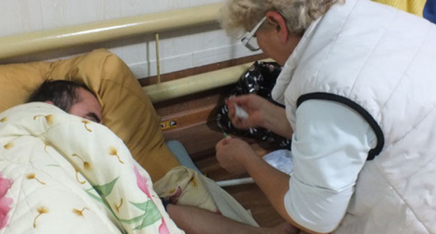 Doctors provide help to a hunger-striker, October 11, 2016. Photo by Patimat Makhmudova for the 'Caucasian Knot'.