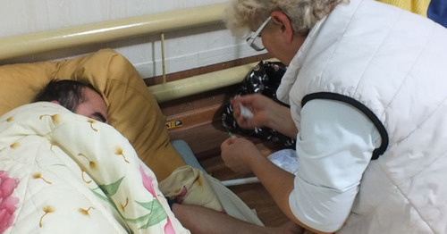 Doctors provide help to a hunger-striker, October 11, 2016. Photo by Patimat Makhmudova for the 'Caucasian Knot'.