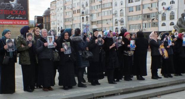 Rally of relatives of missing Dagestani residents, Makhachkala, October 31, 2016. Photo by Patimat Makhmudova for the ‘Caucasian Knot’. Rally of relatives of missing Dagestani residents, Makhachkala, October 31, 2016. Photo by Patimat Makhmudova for the ‘Caucasian Knot’.