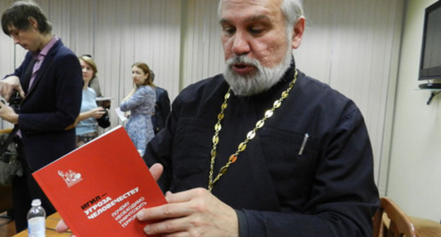 Oleg Kirichenko, the chairman of the commission and a senior priest of the local religious organization "Parish Church of St John the Baptist of Volgograd", Volgograd Region, October 31, 2016. Photo by Tatiana Filimonova for the 'Caucasian Knot'. Oleg Kirichenko, the chairman of the commission and a senior priest of the local religious organization "Parish Church of St John the Baptist of Volgograd", Volgograd Region, October 31, 2016. Photo by Tatiana Filimonova for the 'Caucasian Knot'.
