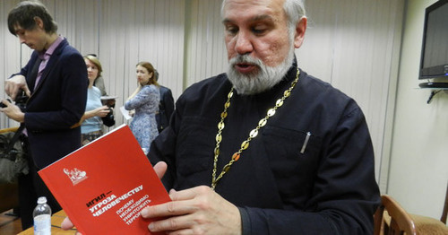 Oleg Kirichenko, the chairman of the commission and a senior priest of the local religious organization "Parish Church of St John the Baptist of Volgograd", Volgograd Region, October 31, 2016. Photo by Tatiana Filimonova for the 'Caucasian Knot'. Oleg Kirichenko, the chairman of the commission and a senior priest of the local religious organization "Parish Church of St John the Baptist of Volgograd", Volgograd Region, October 31, 2016. Photo by Tatiana Filimonova for the 'Caucasian Knot'.