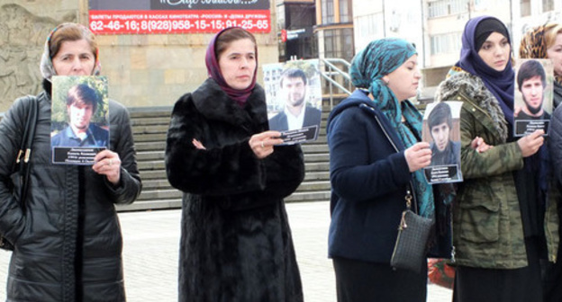 Relatives of missing Dagestanis hold rally in front of Russian Theatre in Makhachkala, October 31, 2016. Photo by Patimat Makhmudova for the 'Caucasian Knot'. Relatives of missing Dagestanis hold rally in front of Russian Theatre in Makhachkala, October 31, 2016. Photo by Patimat Makhmudova for the 'Caucasian Knot'.