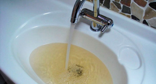 Tap water of poor quality. Photo: http://www.riadagestan.ru/news/health/dagestanskiy_rospotrebnadzor_prosit_naselenie_ispolzovat_tolko_kipyachenuyu_ili_butilirovannuyu_vodu/