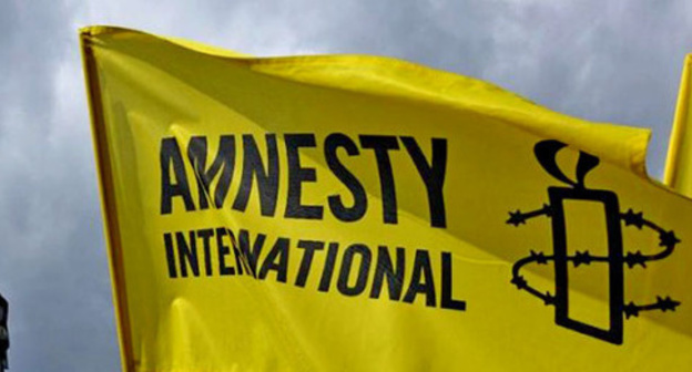 Flag with Amnesty International logo. Photo: http://haqqin.az/news/83912