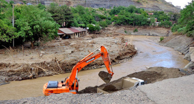 Shore protection works at the Vere river, June 17, 2016. Photo by Inna Kukudzhanova for the 'Caucasian Knot'. 