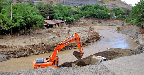 Shore protection works at the Vere river, June 17, 2016. Photo by Inna Kukudzhanova for the 'Caucasian Knot'. Shore protection works at the Vere river, June 17, 2016. Photo by Inna Kukudzhanova for the 'Caucasian Knot'.
