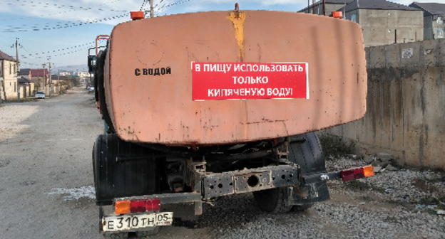 A tanker truck in the village of Semender, November 9, 2016. Photo by Ilyas Kapiev for the "Caucasian Knot" A tanker truck in the village of Semender, November 9, 2016. Photo by Ilyas Kapiev for the "Caucasian Knot"