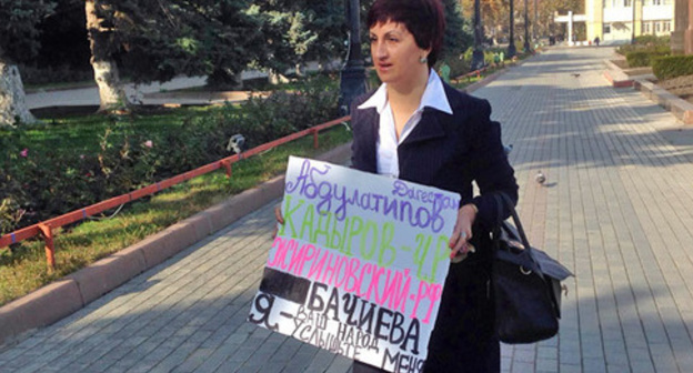 Larisa Bachieva, the deputy coordinator of the Dagestani branch of the LDPR, at a picket. Makhachkala, November 9, 2016. Photo by Patimat Makhmudova for the "Caucasian Knot"