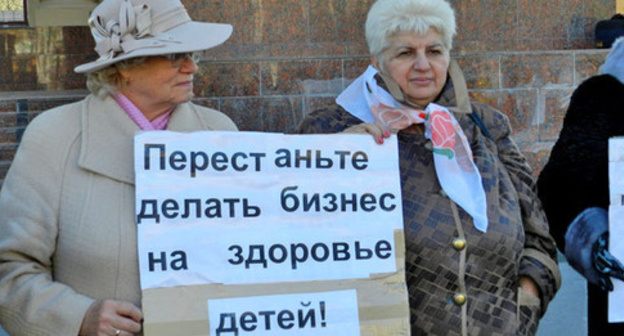 Volgograd residents at a picket demanded to cancel the decision to transfer kindergarten nutrition to outsourcing. Volgograd, November 11, 2016. Photo by Tatyana Filimonova for the "Caucasian Knot"