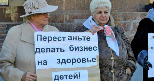 Volgograd residents at a picket demanded to cancel the decision to transfer kindergarten nutrition to outsourcing. Volgograd, November 11, 2016. Photo by Tatyana Filimonova for the "Caucasian Knot"