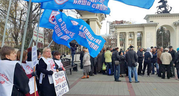 More than 50 workers of the machine-tool "Sedin" plant have held a picket in front of the administration of the Krasnodar Territory. Krasnodar, November 14, 2016. Photo by Natalya Dorokhina for the "Caucasian Knot"