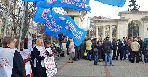 More than 50 workers of the machine-tool "Sedin" plant have held a picket in front of the administration of the Krasnodar Territory. Krasnodar, November 14, 2016. Photo by Natalya Dorokhina for the "Caucasian Knot" More than 50 workers of the machine-tool "Sedin" plant have held a picket in front of the administration of the Krasnodar Territory. Krasnodar, November 14, 2016. Photo by Natalya Dorokhina for the "Caucasian Knot"