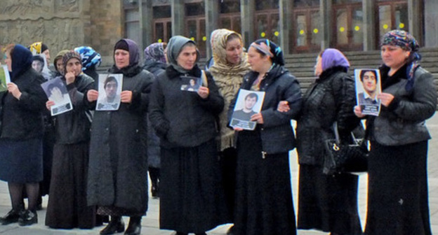 A protest action held by mothers of the kidnapped young men. Makhachkala, October 31, 2016. Photo by Patimat Makhmudova for the "Caucasian Knot"