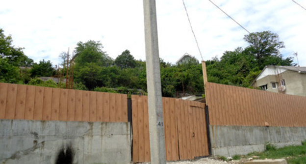 A fence at the site of the construction of a multi-story apartment building in the territory of the garden non-commercial partnership (GNP) "Kommunalnik" in Sochi. Sochi, November 2016. Photo by Svetlana Kravchenko for the "Caucasian Knot" A fence at the site of the construction of a multi-story apartment building in the territory of the garden non-commercial partnership (GNP) "Kommunalnik" in Sochi. Sochi, November 2016. Photo by Svetlana Kravchenko for the "Caucasian Knot"