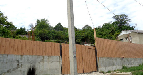 A fence at the site of the construction of a multi-story apartment building in the territory of the garden non-commercial partnership (GNP) "Kommunalnik" in Sochi. Sochi, November 2016. Photo by Svetlana Kravchenko for the "Caucasian Knot" A fence at the site of the construction of a multi-story apartment building in the territory of the garden non-commercial partnership (GNP) "Kommunalnik" in Sochi. Sochi, November 2016. Photo by Svetlana Kravchenko for the "Caucasian Knot"