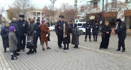 Policemen oust rally participants out of spuare, November 20, 2016. Photo: ‘Chernovik’ newspaper, http://chernovik.net/content/lenta-novostey/v-mahachkale-prohodit-ocherednaya-akciya-protesta