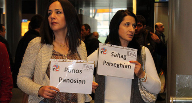 Members of "Aleppo" charity organization meet repatriates at ‘Zvartnots’ airport. Photo by Tigran Petrosyan for the ‘Caucasian Knot’. Members of "Aleppo" charity organization meet repatriates at ‘Zvartnots’ airport. Photo by Tigran Petrosyan for the ‘Caucasian Knot’.