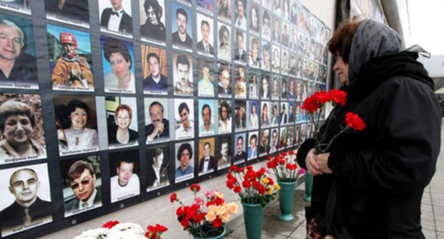 Portraits of victims of the terror act in Dubrovka Theatrical Centre in October 2002. Photo: Ivan Trefilov (RFE/RL) Portraits of victims of the terror act in Dubrovka Theatrical Centre in October 2002. Photo: Ivan Trefilov (RFE/RL)