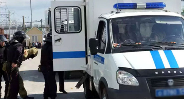 Policemen during detention. Photo: http://nac.gov.ru