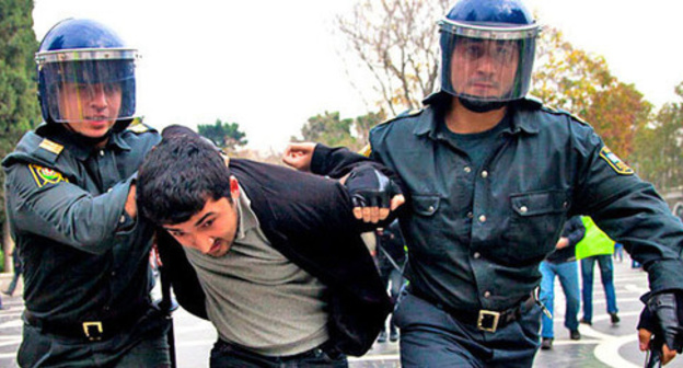 Policemen detain participant of protest rally, Baku, November 17, 2012. Photo by Aziz Karimov for the ‘Caucasian Knot’. 