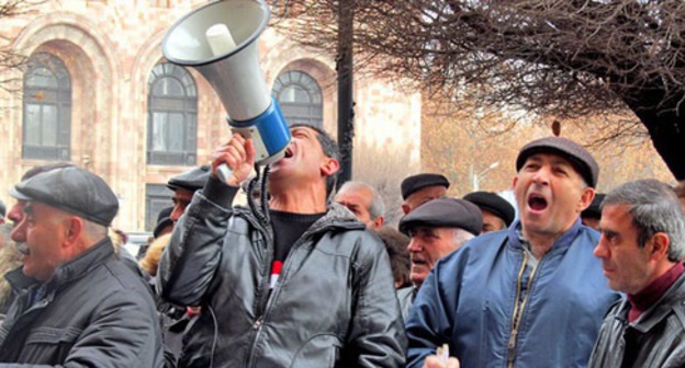 Rally by former workers of 'Nairit' factory. Photo by Tigran Petrosyan for the 'Caucasian Knot'. Rally by former workers of 'Nairit' factory. Photo by Tigran Petrosyan for the 'Caucasian Knot'.