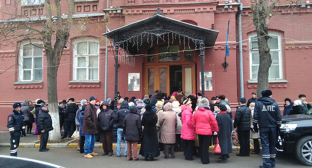 Rally in Volodarsky Street in front of the building of the Astrakhan Regional Duma. Photo by Elena Grebenyuk for the 'Caucasian Knot'. Rally in Volodarsky Street in front of the building of the Astrakhan Regional Duma. Photo by Elena Grebenyuk for the 'Caucasian Knot'.
