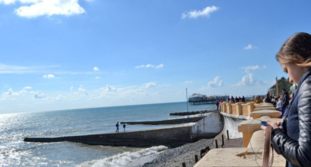 Tourists on the beach in Sochi. Photo by Svetlana Kravchenko for the