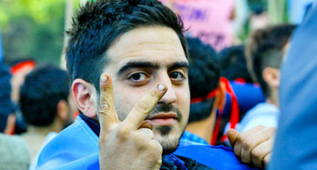 A participant of the oppositional rally. Baku, October 12, 2013. Photo by Aziz Karimov for the "Caucasian Knot"