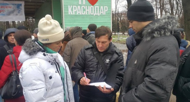 The participants of the rally collect signatures. Krasnodar, December 3, 2016. Photo by Natalya Dorokhina for the "Caucasian Knot" The participants of the rally collect signatures. Krasnodar, December 3, 2016. Photo by Natalya Dorokhina for the "Caucasian Knot"