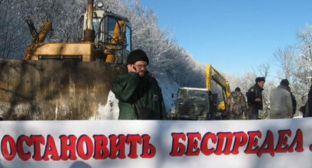 A protest action against the construction of the road in "Bolshoi Utrish". January 2009. Photo from the website of the "Ecological Watch for Northern Caucasus"