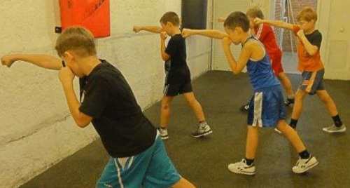 Training. Photo: http://ungato.net/khobbi/sport-i-otdykh/trenirovki-po-boksu-i-kikboksingu-dlya-detej-20203.html
